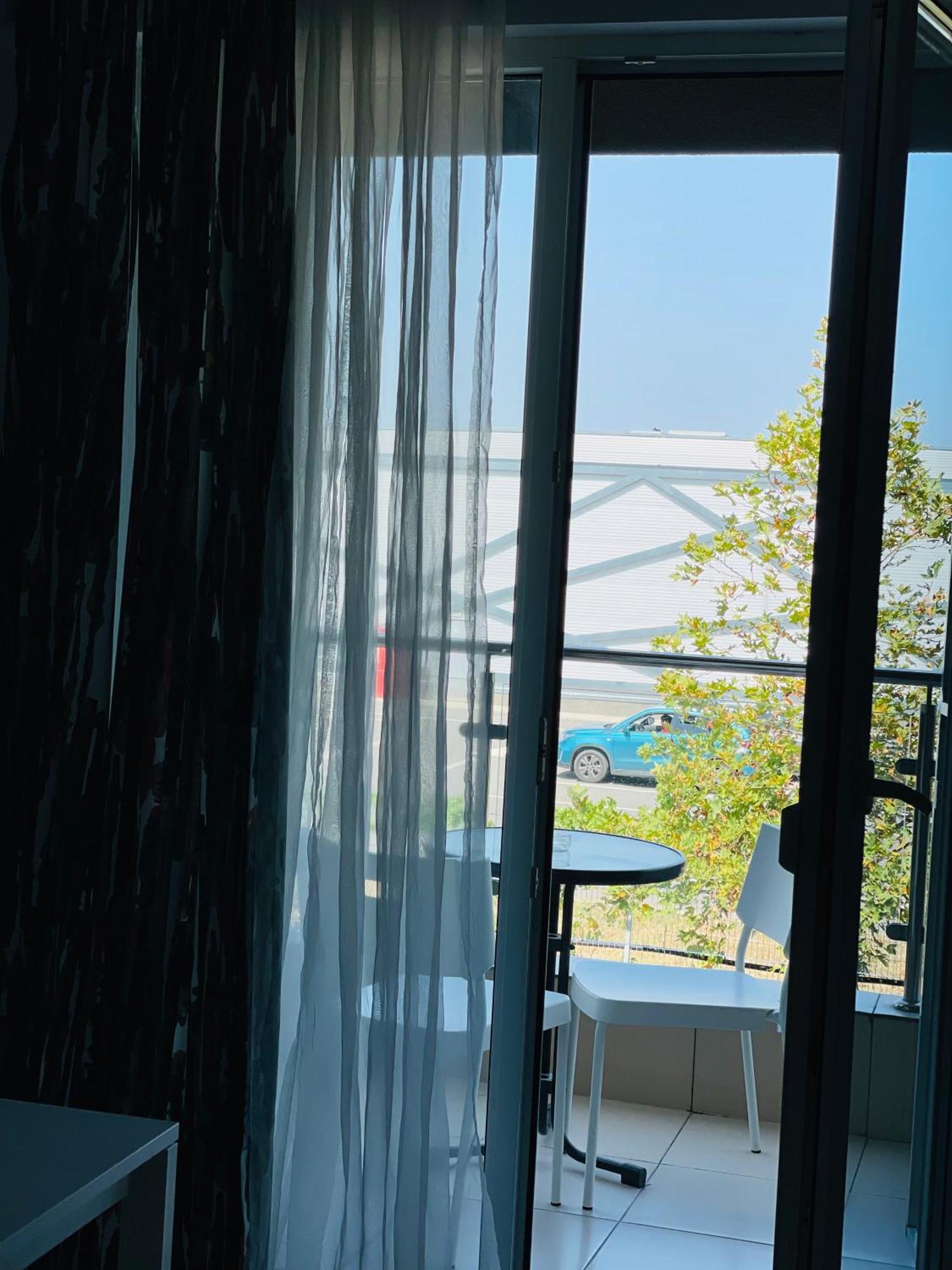 Airplane Plaza Apartment Otopeni Ngoại thất bức ảnh